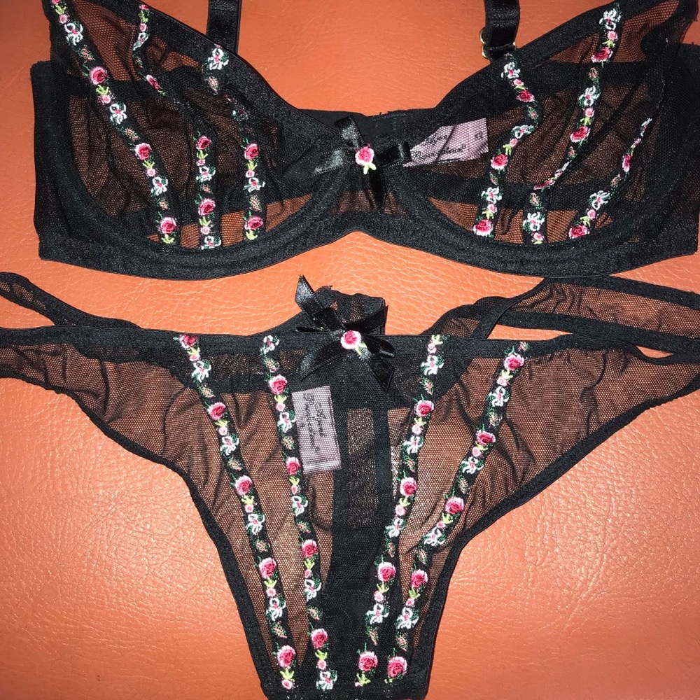 Stunning Agent Provocateur set roses mesh 34D 4 flower floral